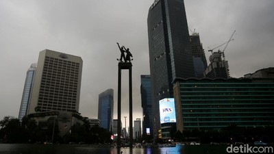 Hujan dan Awan Gelap Selimuti Ibu Kota di Puncak Musim Kemarau