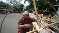 Sebelumnya, mereka dalah penjual bambu. Kini mereka beralih menjual pohon pinang selama hari kemerdekaan.