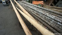 Penjual di Jalan Manggarai Utara ini setiap tahun menyediakan pohon pinang untuk keperluan lomba perayaan 17 Agustus.
