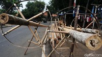 Meski di tengah pandemi COVID-19, pedagang tetap menyediakan pohon pinang untuk lomba 17 Agustus.
