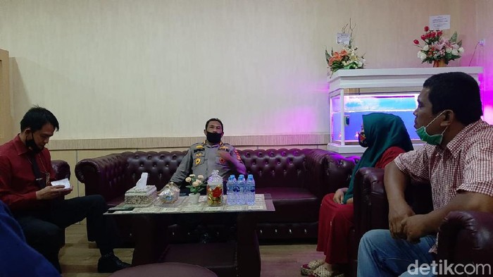 Kabid Humas Polda Sumsel Kombes Supriadi bersama ibu PKL yang viral nangis dilarang jualan oleh istri eks wakapolda.