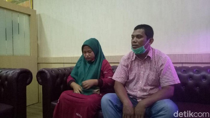 Kabid Humas Polda Sumsel Kombes Supriadi bersama ibu PKL yang viral nangis dilarang jualan oleh istri eks wakapolda.