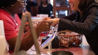 Kalau ini momen Kamala menyemangati sesama wanita kulit hitam dalam perayaan hari buruh internasional. Kamala nampak memamerkan senyum sumringahnya yang khas. Foto: Instagram kamalaharris