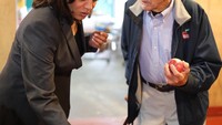 Dalam kegiatannya sebagai seorang senator, Kamala sering bersinggungan langsung dengan masyarakat. Seperti ketika memilih apel hasil perkebunan legendaris yang sudah ada sejak tahun 1732. Foto: Instagram kamalaharris
