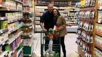 Istri Douglas C. Emhoff ini juga senang belanja ke supermarket. Ia nampak memenuhi trolinya dengan belanja sayuran hijau. Foto: Instagram kamalaharris