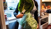 Sering kali Kamala memamerkan aktivitas serunya di dapur. Jelang Thanksgiving tahun lalu, ia menunjukkan sayuran hijau segar yang akan diolahnya. Foto: Instagram kamalaharris