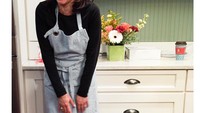 Di balik kesibukannya sebagai politisi, Kamala seperti ibu rumah tangga lainnya yang sering habiskan waktu di dapur. Ini pose santainya saat siap-siap masak untuk jamuan Natal. Foto: Instagram kamalaharris
