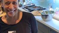 Wanita 55 tahun ini sekarang memiliki lebih dari 3 juta followers Instagram. Ia sering membagikan aktivitasnya seperti ketika masak untuk keluarganya. Foto: Instagram kamalaharris