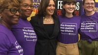 Sosok Kamala mencuri perhatian karena ia adalah wanita kulit hitam pertama yang maju sebagai cawapres AS. Kamala sendiri berasal dari keluarga imigran. Bapak dan ibunya keturunan India serta Jamaika. Foto: Instagram kamalaharris