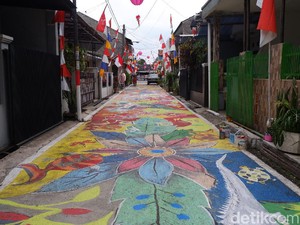 Semarak Agustusan, Kampung Ini Jadikan Jalan Berwarna-Warni