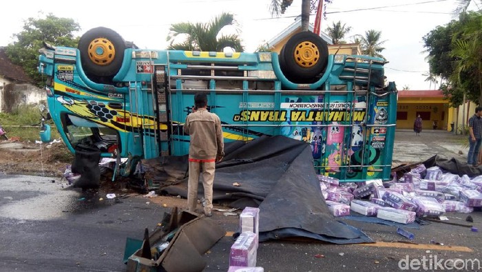  Truk  Tabrak 5 Kendaraan di Jember  Lima Orang Tewas