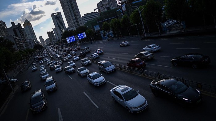 This photo taken on August 6, 2020 shows traffic on a busy street in Wuhan in Chinas central Hubei province. - The citys convalescence since a 76-day quarantine was lifted in April has brought life and gridlocked traffic back onto its streets, even as residents struggle to find their feet again. Long lines of customers now stretch outside breakfast stands, a far cry from the terrified crowds who queued at city hospitals in the first weeks after a city-wide lockdown was imposed in late January to curb the spread of the COVID-19 coronavirus. (Photo by Hector RETAMAL / AFP)