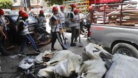 Berbekal helm dan sapu, ratusan relawan beredar di lingkungan Beirut yang rusak parah, membersihkan rumah-rumah pendudukan dan melakukan perbaikan dasar gratis.  