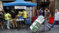 Para relawan juga mendonasikan makanan dan bantuan lainnya kepada para korban ledakan.  