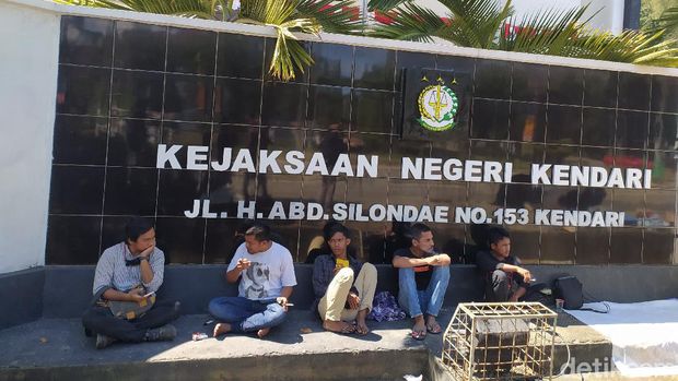 Mahasiswa menggelar aksi di Kejari Kendari