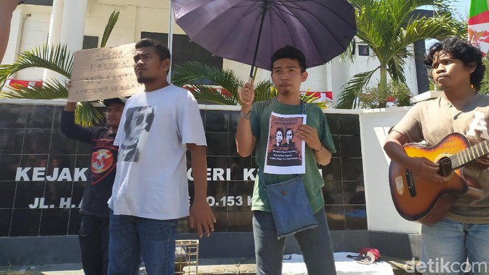 Mahasiswa menggelar aksi di Kejari Kendari