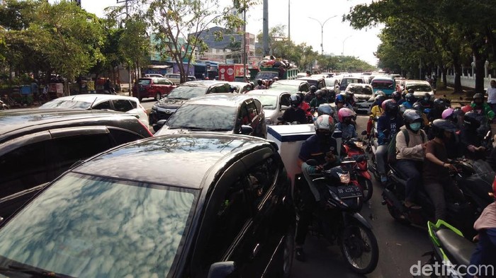 Massa dari Andi Baso Ryadi Mappasulle yang menuntut makam istri dipindah dari makam COVID memblokir jalan Kantor Gubernur Sulsel (Hermawan-detikcom).