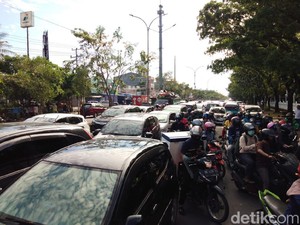 Digeruduk 2 Kelompok Massa, Lalin Depan Kantor Gubernur Sulsel Macet Parah