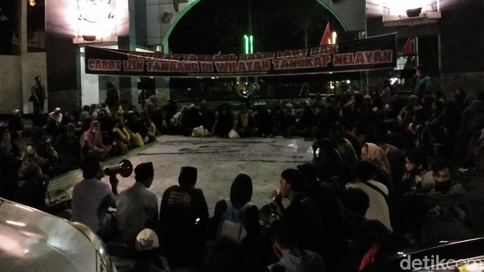 Massa nelayan bertahan di depan Kantor Gubernur Sulsel.