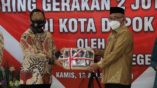 Mendagri Tito Karnavian dalam acara peluncuran gerakan 2 juta masker di Depok (dok. Kemendagri)