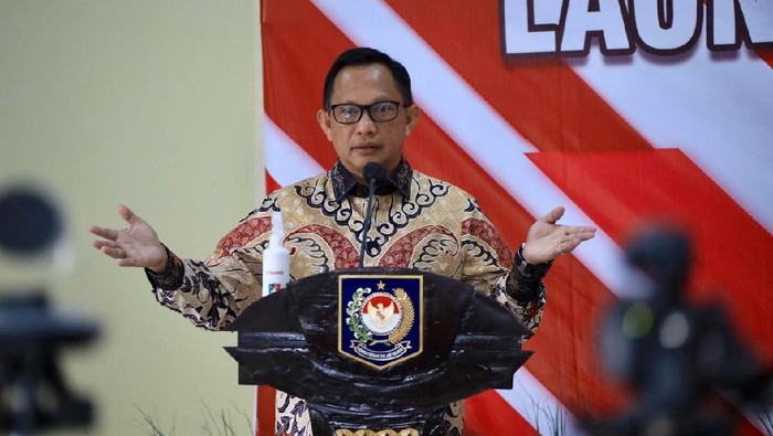 Mendagri Tito Karnavian dalam acara peluncuran gerakan 2 juta masker di Depok (dok. Kemendagri)