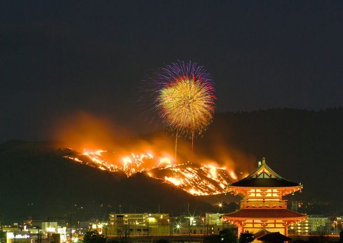 Mengenal Perayaan Bakar Gunung di Jepang