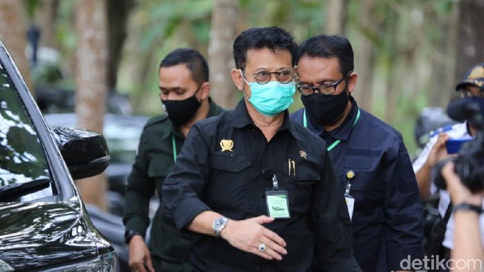 Penampilan Menteri Pertanian (Mentan) Syahrul Yasin Limpo masih menarik perhatian. Kalung antivirus Corona yang sempat menjadi polemik ia pakai ketika berkunjung ke Blitar.