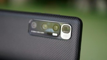 Xiaomi memasang kamera periskop 48 MP yang menawarkan optical zoom 5x dan hybrid zoom 120x. Foto: Sina Mobile
