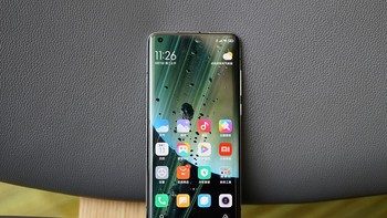 Mi 10 Ultra hadir dengan layar OLED dengan tepian melengkung. Ukurannya 6,67 inch dengan resolusi Full HD+, rasio 19,5:9 dan 10bit color output. Foto: Sina Mobile