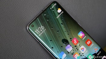 Mengusung punch hole di sudut kiri atas yang menjadi rumah bagi kamera selfie 20MP. Foto: Sina Mobile