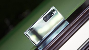 Di bagian belakang terdapat empat kamera. Kamera utamanya berukuran 48 MP dengan aperture f/1.85 dan dibekali OIS. Foto: Sina Mobile