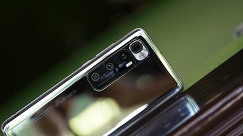 Sisa dua kamera lainnya meliputi 20 MP ultrawide dengan 13mm focal length serta 12 MP telephoto untuk 2x optical zoom. Foto: Sina Mobile