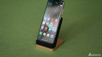 Mi 10 Ultra dibekali liquid cooling yang dipadukan 8 sensor untuk memantau suhu. Fitur lain fingerprint di layar, speaker stereo, WiFi 6 makin melengkapi ponsel ini. Foto: Sina Mobile