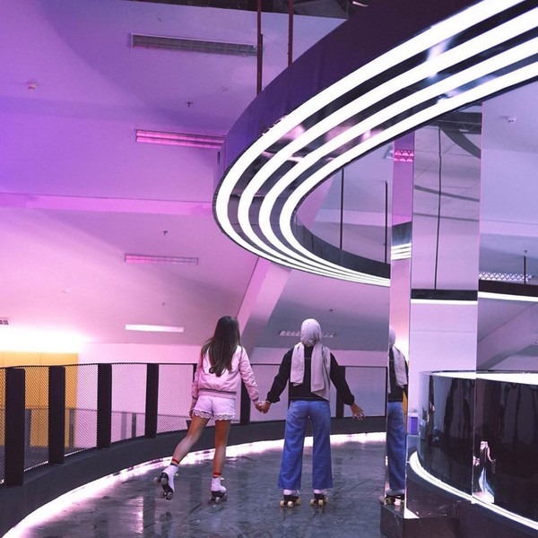 Daya tariknya adalah berkeliling Museum Moja dengan roller skate atau sepatu roda. Ada juga ruangan khusus melukis nih di sini. Tidak bisa main? Jangan cemas, ada alat bantunya kok. Jadi kamu masih bisa seru-seruan bersama teman atau pasangan. Di sini banyak spot instagramable lho. (@mojamuseum/Instagram) Daya tariknya adalah berkeliling Museum Moja dengan roller skate atau sepatu roda. Ada juga ruangan khusus melukis nih di sini. Tidak bisa main? Jangan cemas, ada alat bantunya kok. Jadi kamu masih bisa seru-seruan bersama teman atau pasangan. Di sini banyak spot instagramable lho. (@mojamuseum/Instagram)