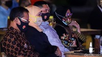Meski terlihat sedikit canggung, keduanya tampak serius mendengar paparan tersebut.