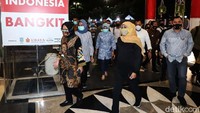 Gubernur Jawa Timur Khofifah Indar Parawansa untuk pertama kali menjejakkan kaki di Balai Kota Surabaya. Semakin lengkap, karena hadirnya Wali Kota Surabaya Tri Rismaharini di tempat yang sama.