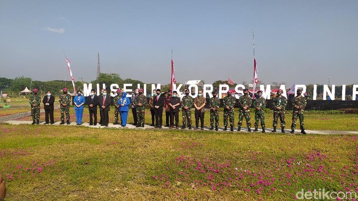 Wakil Gubernur Jawa Timur, Emil Elestianto Dardak hadir dalam soft launching Museum Korps Marinir. Museum itu berada di Markas Komando Pasukan Marinir 2, Gedangan, Sidoarjo.
