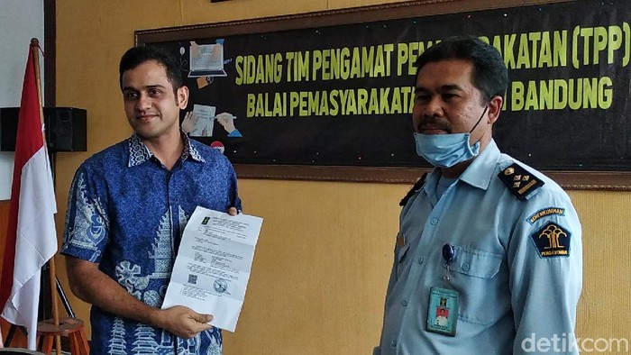 Mantan bendahara umum Partai Demokrat M Nazaruddin resmi bebas murni usai menjalani cuti menjelang bebas (CMB). Nazaruddin pun datang ke Balai Pemasyarakatan (Bapas) Bandung saat bebas murni, Kamis (13/8/2020).
