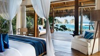 Resor ini menawarkan 33 villa yang dapat disewa. Temanya bermacam-macam yang dibagi menjadi Kanatar, Lulu Amahu, Lamba, Marangga, Kasambi, Wamoro, Lantoro, Puncak, Rumah Pohon Mamole dan Raja Mendaka. Foto: Nihi.com