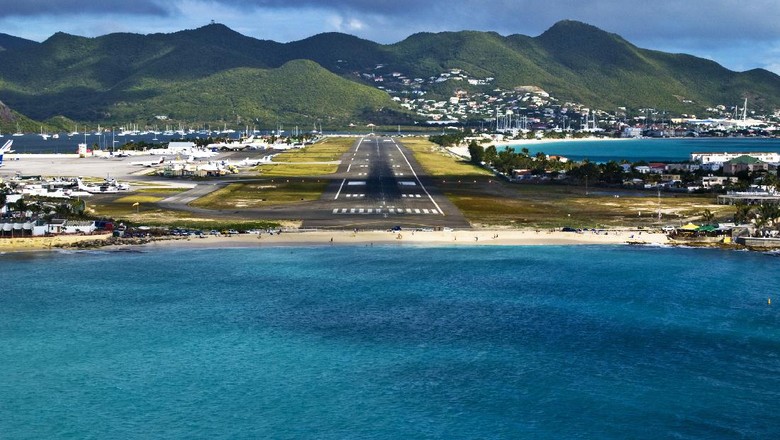 pantai maho St Maarten, Netherlands - February 13, 2016: beach observe low flying airplanes landing near Maho Beach on island of St Maarten in the Caribbean