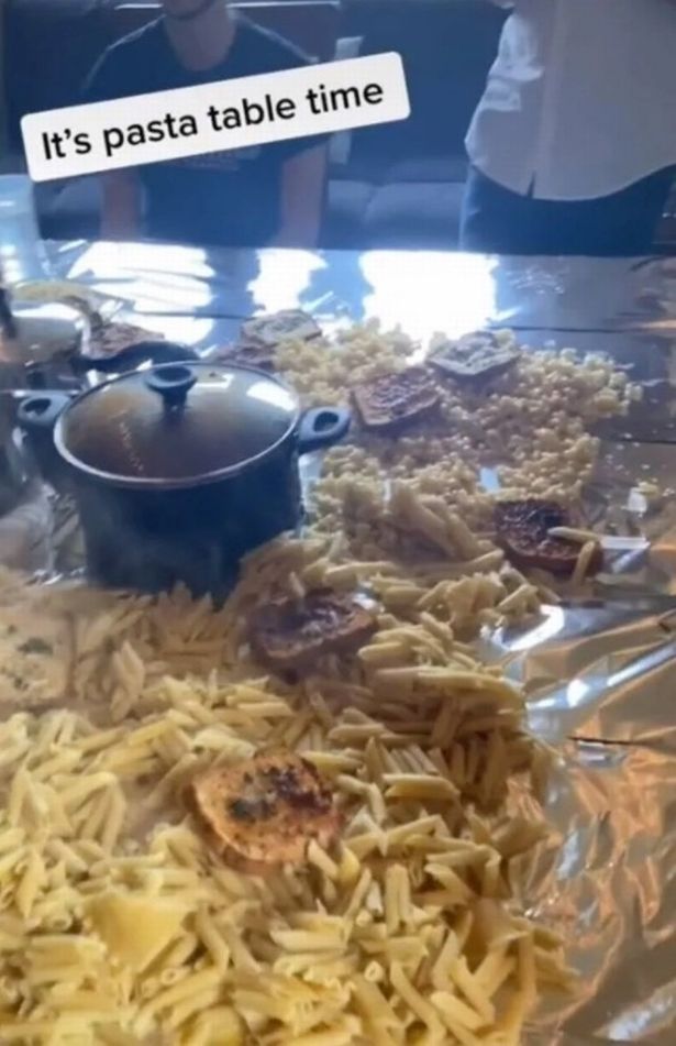 Makan Pasta Langsung di Atas Meja