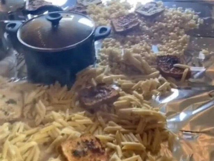Makan Pasta Langsung di Atas Meja