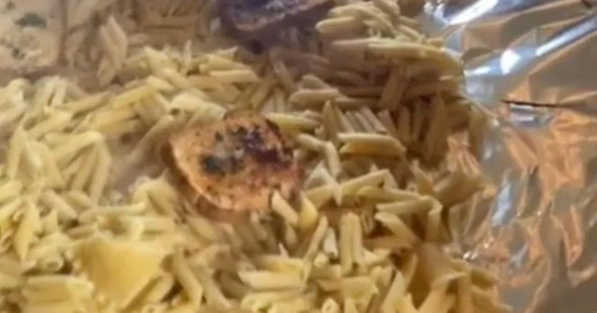 Makan Pasta Langsung di Atas Meja