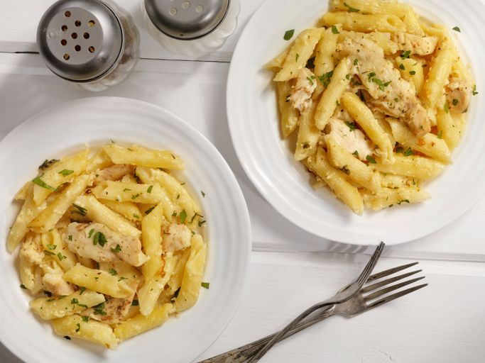 Makan Pasta Langsung di Atas Meja