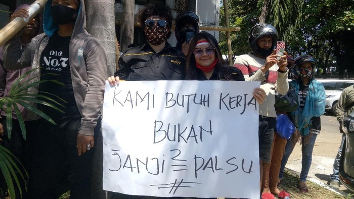 Pekerja hiburan malam di Makassar demo minta tempat kerja dibuka (Foto: Ibnu Munsir/detikcom)