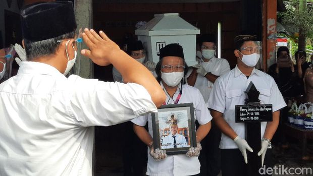 Pemakaman Staf KPU Yahukimo yang tewas dibunuh OTK