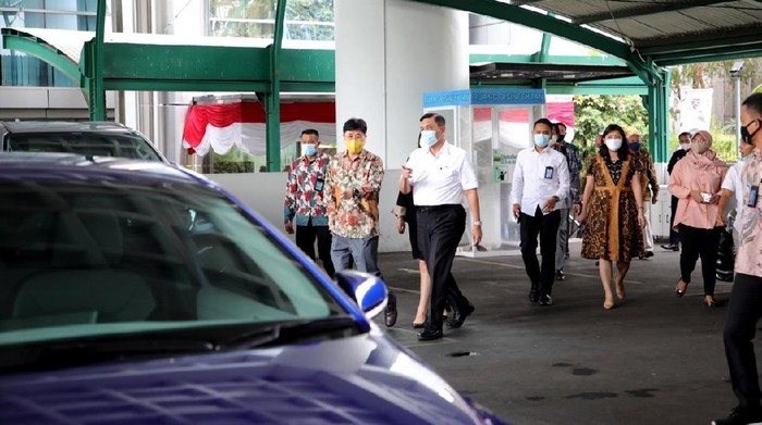 Presiden Hyundai Motor Asia Pacific Lee Young Tack sambangi kantor Luhut Binsar Pandjaitan. Lee juga bawa mobil listrik yang dipamerkan kepada sang menteri.