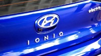 Setidaknya, Hyundai memamerkan dua mobil listriknya kepada Luhut. Salah satu mobil berwarna biru langit dan satunya lagi berwarna ungu. Salah satu mobil tersebut bernama Ioniq. Istimewa/Dok. Kemenko Maritim dan Investasi.