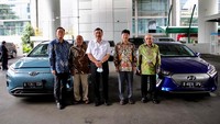 Presiden Hyundai Motor Asia Pacific Lee Young Tack sambangi kantor Menko Kemaritiman dan Investasi Luhut Binsar Pandjaitan. Dalam pertemuannya dengan Luhut, dia membahas mengenai lanjutan rencana pembangunan pabrik mobil listrik di Indonesia. Dalam kunjungannya, Lee juga membawa mobil listrik yang dipamerkan ke Luhut. Mobil tersebut dipajang di area parkir kantor Luhut. Istimewa/Dok. Kemenko Maritim dan Investasi.