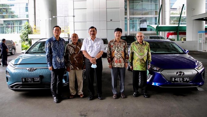 Presiden Hyundai Motor Asia Pacific Lee Young Tack sambangi kantor Luhut Binsar Pandjaitan. Lee juga bawa mobil listrik yang dipamerkan kepada sang menteri.